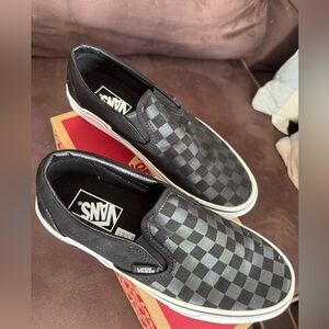 Vans classic slip on
Checkerboard black/black
Slight green on white part of shoe
